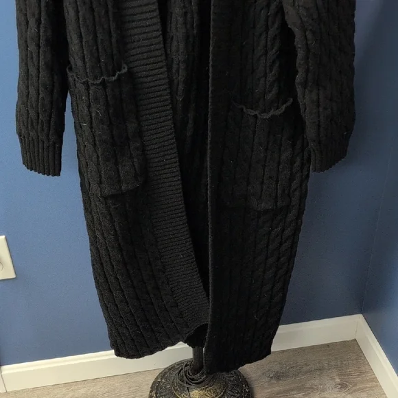 Elegant Black Cable Knit Cardigan - Picture 2 of 4